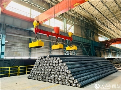 通鋼產(chǎn)品正在裝車。人民網(wǎng) 謝瑩攝