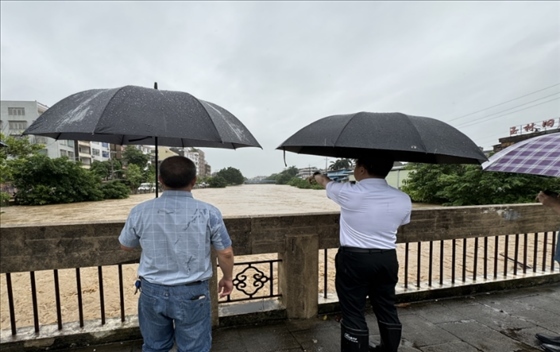 工作組在防汛一線開展工作。受訪者供圖