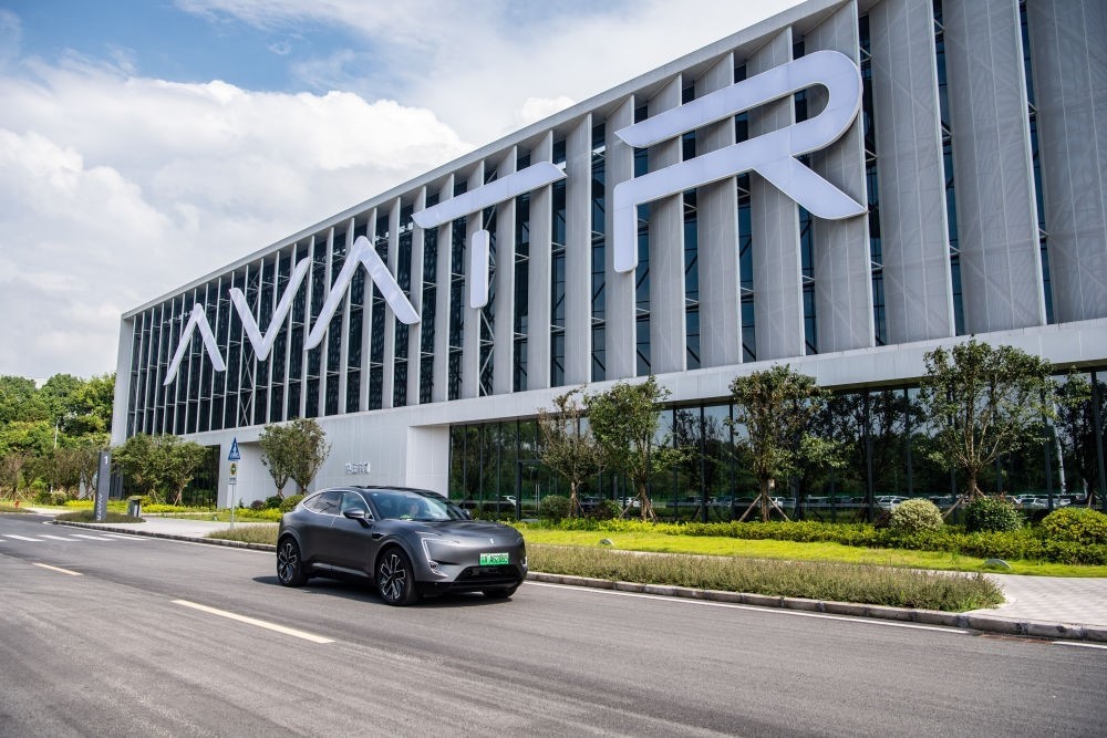 一輛新能源汽車在重慶市江北區(qū)行駛（2023年7月20日攝）。新華社記者 唐奕 攝