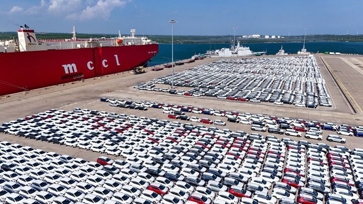 這是2024年3月28日拍攝的斯里蘭卡漢班托塔港（無人機(jī)照片）。漢班托塔港是中斯共建“一帶一路”重點(diǎn)合作項(xiàng)目，位于斯里蘭卡南端，是一座綜合性人工深水海港，許多往來亞洲、歐洲、非洲的貨船在此經(jīng)過。新華社記者 徐欽 攝