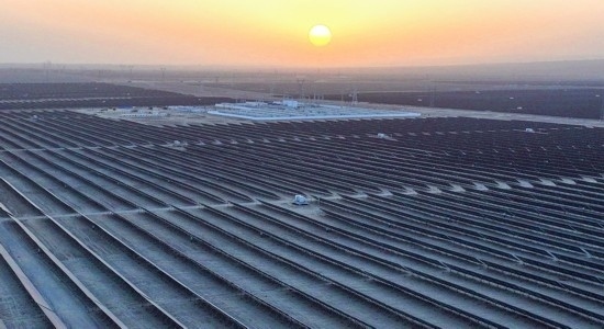 2023年11月13日拍攝的中國石油塔里木油田伽師縣60萬千瓦光伏發(fā)電項目（無人機照片）。新華社發(fā)（陳士兵攝）