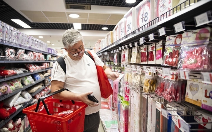 2024年4月29日，在匈牙利布達(dá)佩斯，一名男子在中歐商貿(mào)物流合作園區(qū)的中國(guó)商品交易展示中心內(nèi)購物。中歐商貿(mào)物流合作園區(qū)是中國(guó)在歐洲地區(qū)建設(shè)的首個(gè)商貿(mào)物流型境外經(jīng)貿(mào)合作區(qū)，也是集商貿(mào)展示與交易、物流運(yùn)輸與倉儲(chǔ)、產(chǎn)業(yè)投資與合作功能于一體的中歐企業(yè)雙向互動(dòng)平臺(tái)。新華社記者 張帆 攝