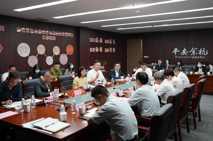 由浙江省信訪局和相關(guān)部門負(fù)責(zé)人組成的下訪團(tuán)在杭州市余杭區(qū)社會治理中心接待來訪群眾。新華社記者 翁忻旸 攝