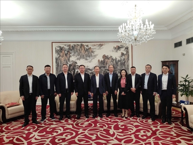 中國駐瑞典大使崔愛民（左五）會見中國中鐵股份有限公司總裁陳文健一行并合影。中國駐瑞典大使館供圖