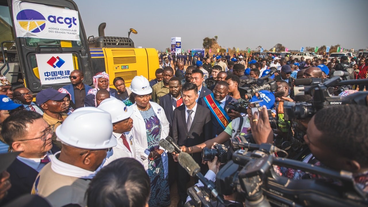 剛果（金）當?shù)孛襟w采訪出席開工儀式的有關負責人。中鐵資源集團供圖