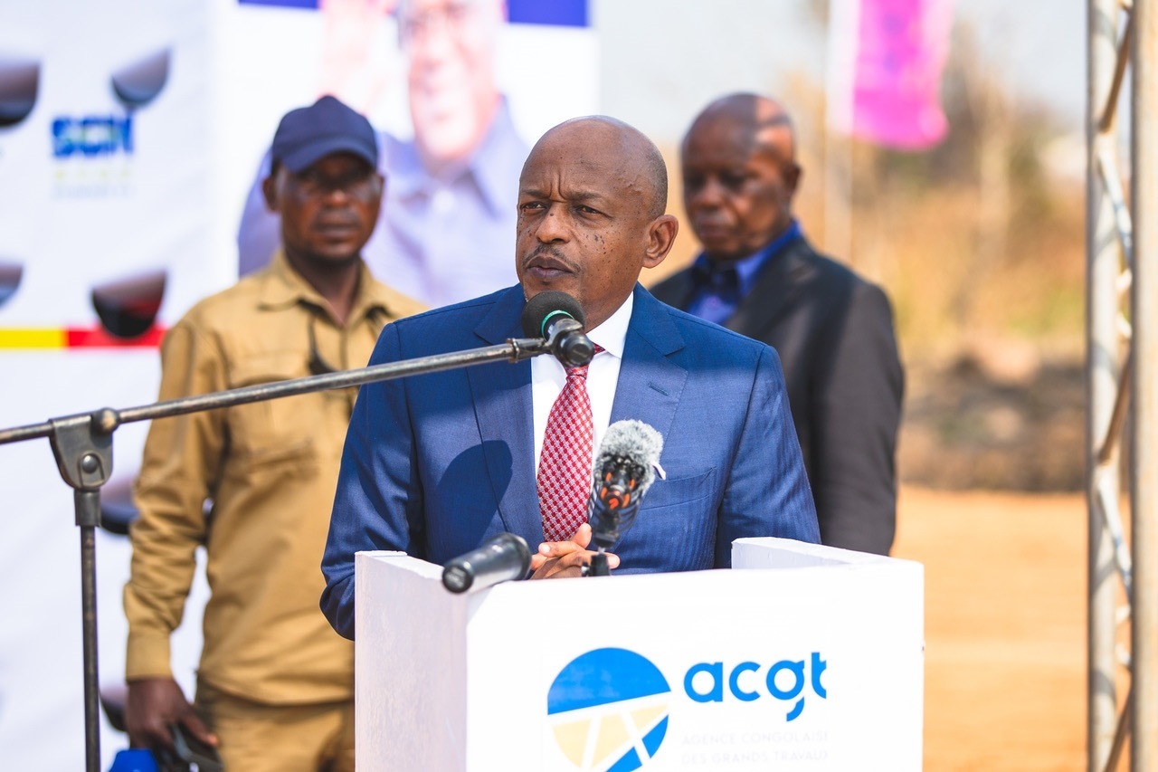 剛果（金）國務部長兼基礎設施和公共工程部長穆武尼在開工儀式上致辭。中鐵資源集團供圖