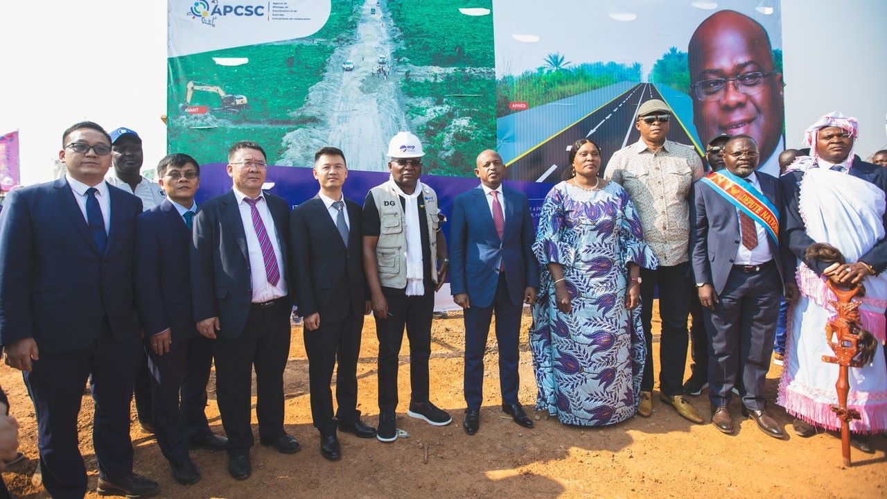 剛果（金）政府代表與中方企業(yè)代表出席開工儀式。中鐵資源集團供圖