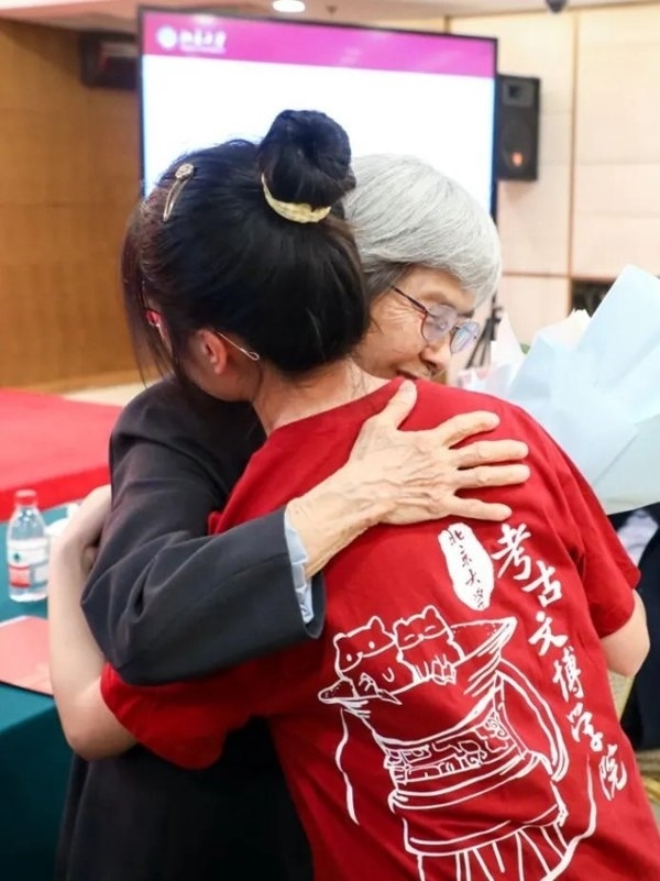 2023年，在校友向母校捐贈儀式上，鐘芳蓉與樊錦詩擁抱。校方供圖