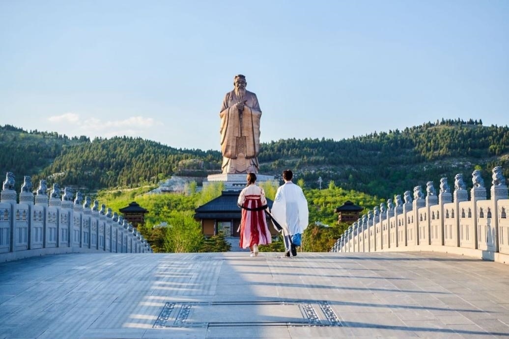 游客漫步尼山圣境領(lǐng)略古脈綿長(zhǎng)。人民網(wǎng) 喬姝攝