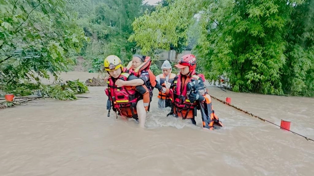 在忠縣，救援人員正在轉(zhuǎn)移受災群眾。新華社發(fā)
