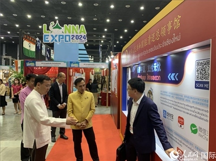 7月9日，中國駐清邁總領(lǐng)事陳海平與清邁副府尹威拉蓬等共同參觀以“暢游中國、支付無憂”為主題的中國展位。人民網(wǎng)記者章念生攝