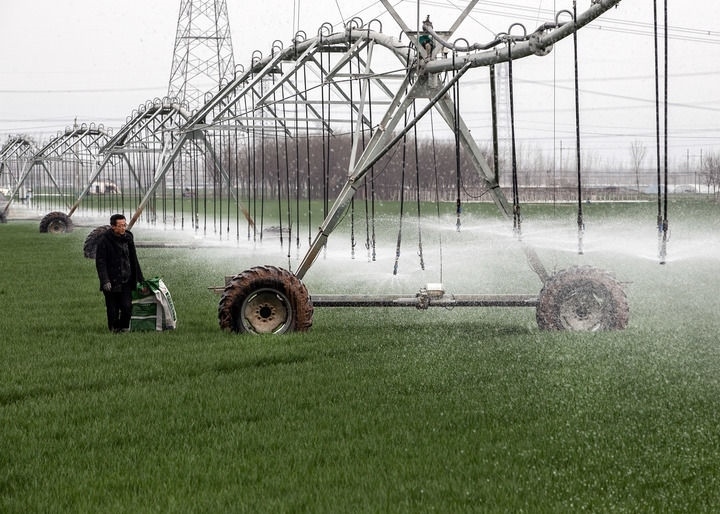2024年3月18日，在河南省焦作市博愛縣孝敬鎮(zhèn)東原莊村瑞輝家庭農(nóng)場，村民使用全自動指針式噴灌機進(jìn)行澆灌作業(yè)。新華社發(fā)（程全攝）