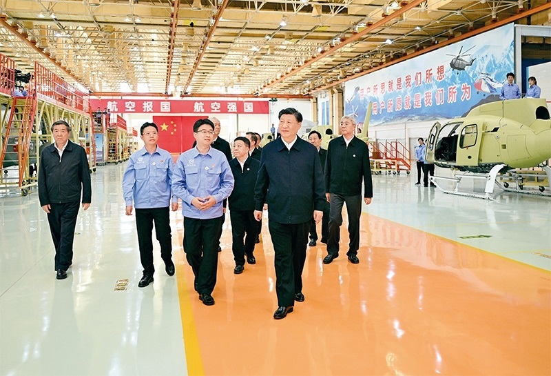 2023年10月10日至13日，中共中央總書記、國(guó)家主席、中央軍委主席習(xí)近平在江西考察。這是11日上午，習(xí)近平在景德鎮(zhèn)市昌河飛機(jī)工業(yè)（集團(tuán)）有限公司考察。 新華社記者 燕雁/攝