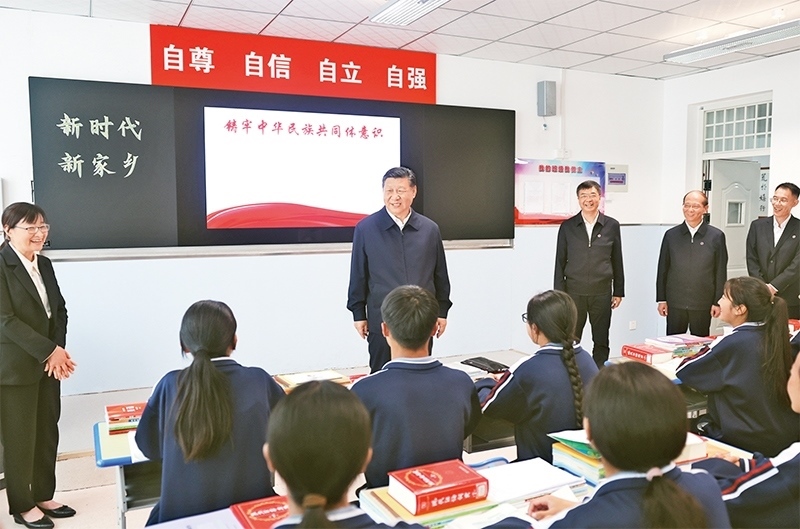 2024年6月18日至19日，中共中央總書記、國(guó)家主席、中央軍委主席習(xí)近平在青海考察。這是18日下午，習(xí)近平在果洛西寧民族中學(xué)高一（1）班觀摩“新時(shí)代、新家鄉(xiāng)”主題思政課。 新華社記者 鞠鵬/攝