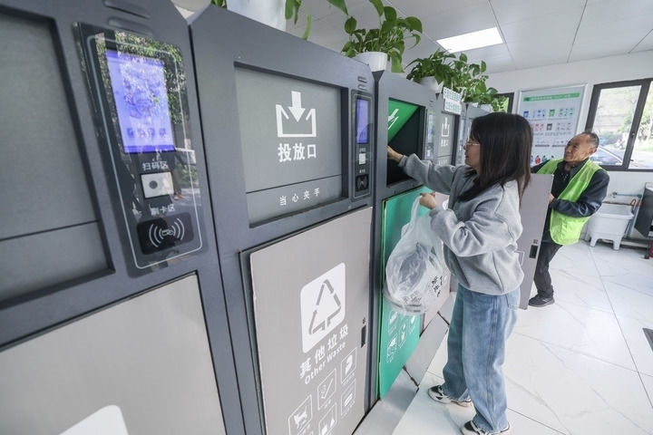 2024年4月10日，在浙江省湖州市吳興區(qū)飛英街道新華府小區(qū)內(nèi)，居民在垃圾分類智能系統(tǒng)的指導(dǎo)下進(jìn)行垃圾分類投放，居民的投放情況將實時匯總到智慧服務(wù)平臺，會有相應(yīng)的積分獎勵。新華社記者 徐昱 攝