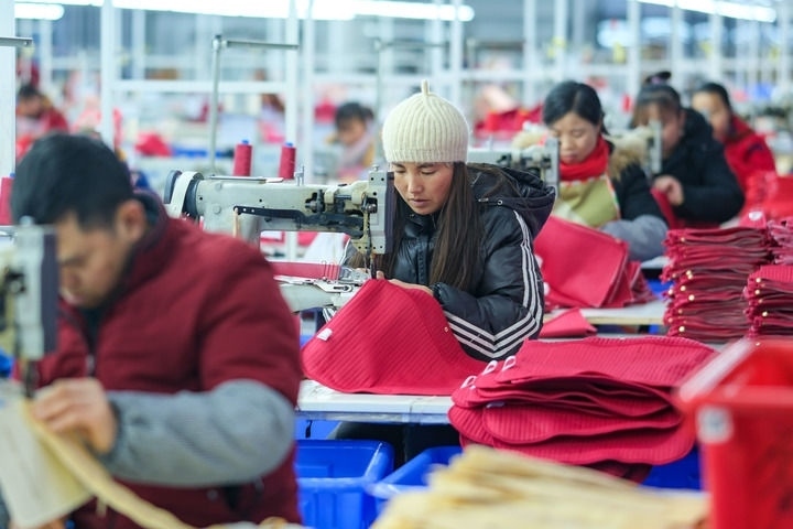 2024年1月18日，社區(qū)居民在紅安社區(qū)的鄉(xiāng)村振興就業(yè)車間工作。紅安社區(qū)是由易地搬遷安置區(qū)單獨成立的新社區(qū)，位于湖南省湘西土家族苗族自治州鳳凰縣禾庫鎮(zhèn)。新華社記者 張鋮 攝