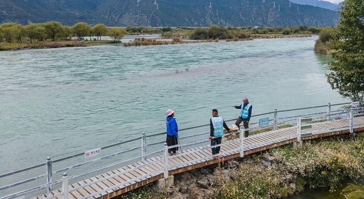 西藏雅尼國家濕地公園管護(hù)員在巡護(hù)途中小憩（無人機照片，2023年9月8日攝）。新華社記者 丁增尼達(dá) 攝