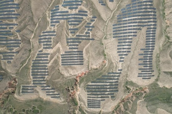 通渭縣10萬千瓦集中式光伏發(fā)電項(xiàng)目。新華社記者 張睿 攝