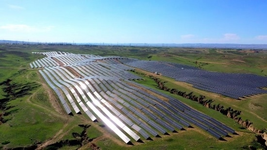 紅寺堡區(qū)發(fā)展光伏產(chǎn)業(yè)。新華社發(fā)（康國(guó)慶 攝）