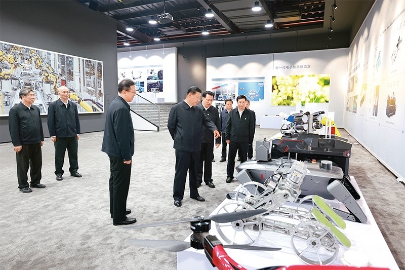 2024年4月22日至24日，中共中央總書記、國(guó)家主席、中央軍委主席習(xí)近平在重慶考察。這是22日下午，習(xí)近平參觀重慶科技創(chuàng)新和產(chǎn)業(yè)發(fā)展成果展示。 新華社記者 王曄/攝