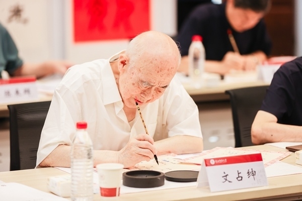 陜西師范大學(xué)毛筆手寫錄取通知書現(xiàn)場。校方供圖