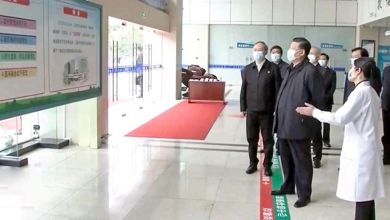 △2021年3月23日，習(xí)近平總書(shū)記在福建三明沙縣總醫(yī)院住院樓一層大廳，聽(tīng)取醫(yī)改情況介紹。