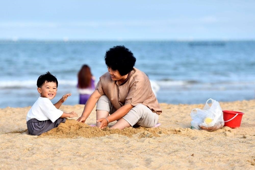 △山東日照陽(yáng)光海岸綠道沙灘一角。近年來(lái)，日照還海于民、還景于民，在保留松林、沙灘、礁石和濕地資源的基礎(chǔ)上，修復(fù)整治生態(tài)岸線，打造出一條長(zhǎng)約28公里的陽(yáng)光海岸綠道，吸引眾多市民游客度假休閑。