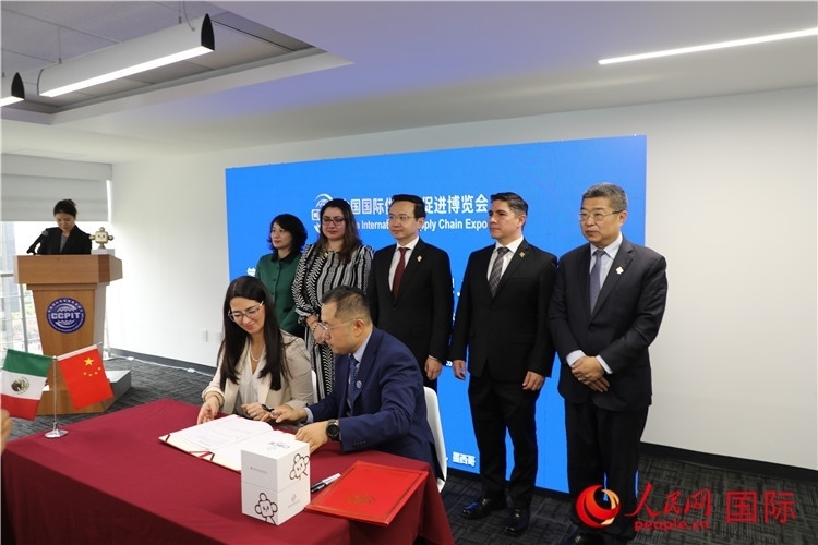 與會嘉賓簽署關于共同促進墨西哥企業(yè)參加第二屆鏈博會合作備忘錄。人民網(wǎng) 埃內(nèi)斯托·多明戈斯攝