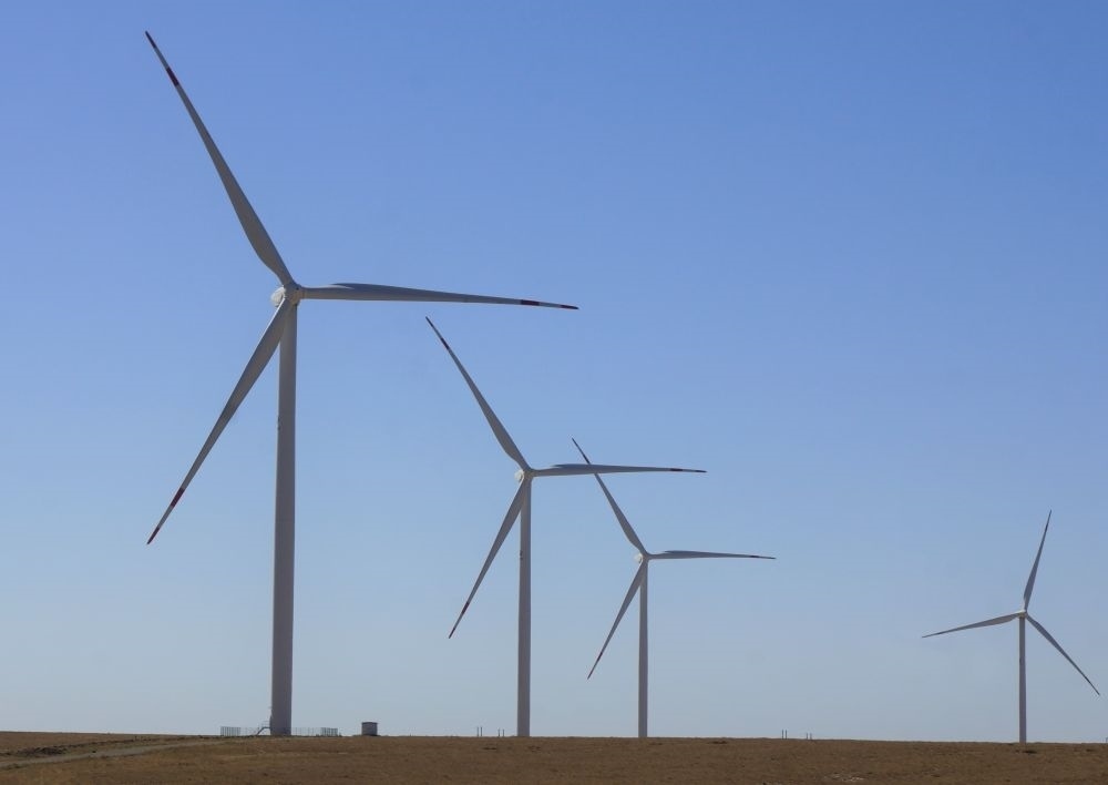 這是中哈合作的哈薩克斯坦札納塔斯100兆瓦風(fēng)電項目（2022年9月13日攝）。新華社發(fā)（德米特里·瓦西連科 攝）