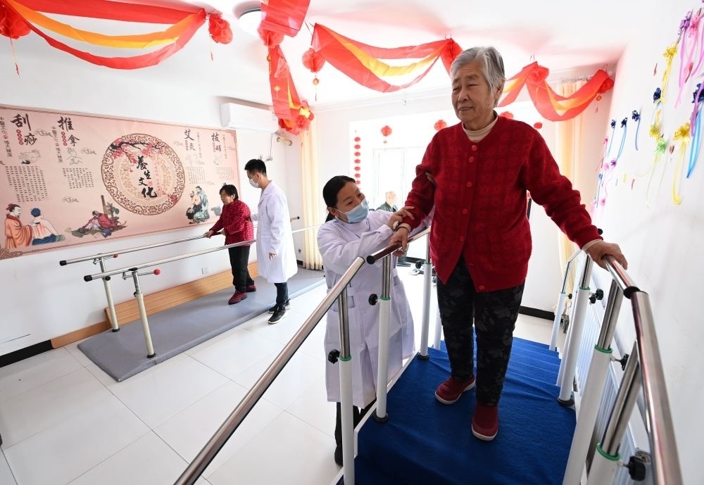 在河北省香河縣安平鎮(zhèn)運河新村醫(yī)養(yǎng)中心，老年人在進(jìn)行康復(fù)訓(xùn)練（2024年2月29日攝）。新華社記者 王曉 攝