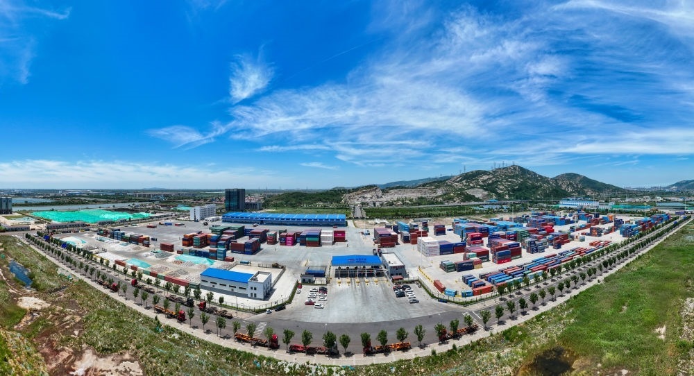 2024年6月26日拍攝的位于江蘇省連云港市連云區(qū)的上合組織（連云港）國際物流園內(nèi)的中國外運集裝箱場站（無人機照片）。上合組織（連云港）國際物流園是連云港建設(shè)“一帶一路”交匯點強支點和上合組織國家出?；氐闹匾脚_載體。新華社記者 季春鵬 攝