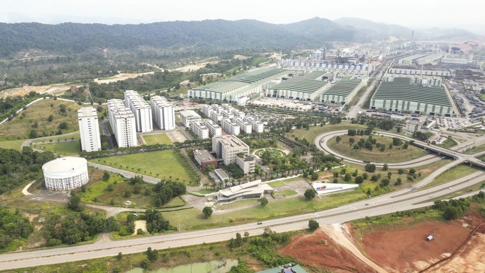 這是2024年6月13日在馬來西亞彭亨州拍攝的馬中關(guān)丹產(chǎn)業(yè)園（無人機照片）。新華社記者 程一恒 攝