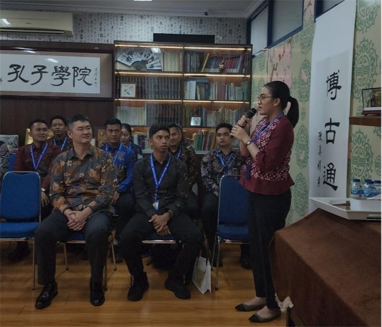 警察學(xué)員用漢語進行自我介紹 ?；顒又鬓k方供圖