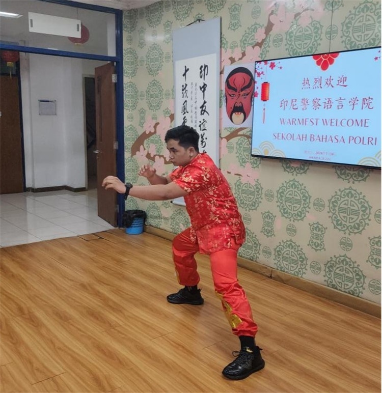 警察學(xué)員表演武術(shù)?；顒又鬓k方供圖