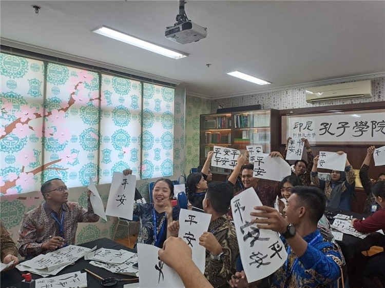 警察學(xué)員們展示書法學(xué)習(xí)成果?；顒又鬓k方供圖