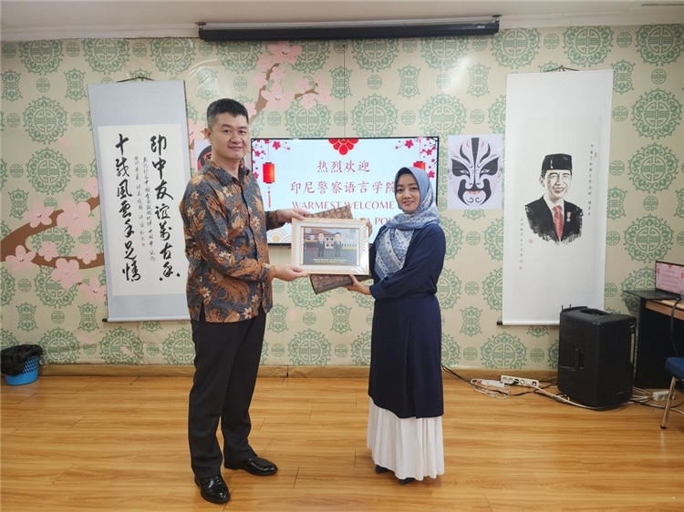 警察語言學(xué)院老師與王大昕交換禮品?；顒又鬓k方供圖