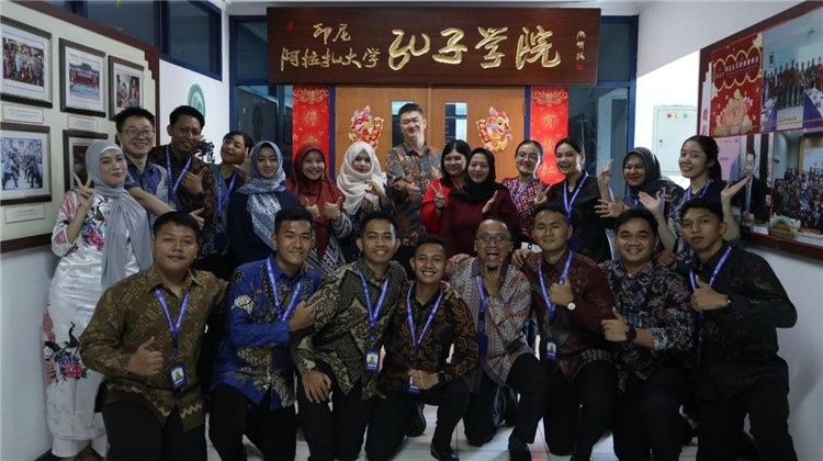 警察 學(xué)員們在孔院門口合影?；顒又鬓k方供圖