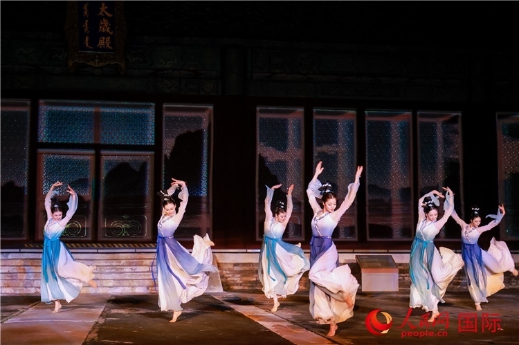 “光影北京——2024世界燈光師大會(huì)”開幕式當(dāng)晚的燈光秀表演。人民網(wǎng)記者 趙益普攝