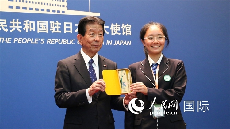 中國(guó)小大使向日本永旺1%俱樂(lè)部理事長(zhǎng)森美樹(shù)贈(zèng)送當(dāng)?shù)靥厣Y品。人民網(wǎng) 許可攝