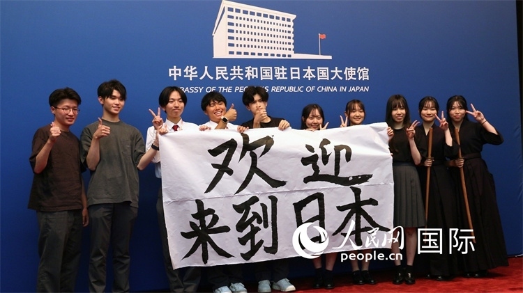 日本小大使現(xiàn)場(chǎng)書(shū)寫(xiě)“歡迎來(lái)到日本”。人民網(wǎng) 許可攝