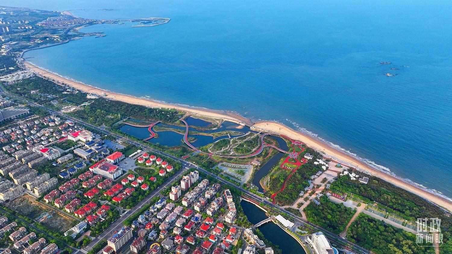 △日照市陽光海岸綠道。近年來，日照市對沿海裸露場地及岸線破損處進(jìn)行生態(tài)修復(fù)，建成約28公里的陽光海岸綠道，為市民和游客提供了運動休閑好去處。（總臺央視記者范凱拍攝）