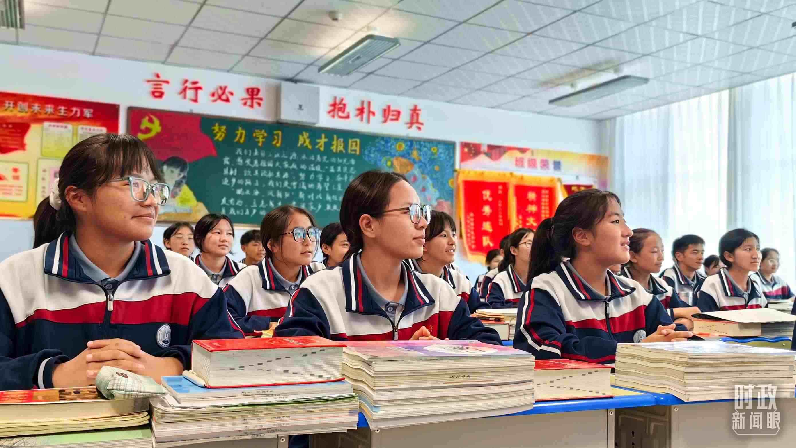 △果洛西寧民族中學(xué)高一（1）班的“新時代、新家鄉(xiāng)”主題思政課。（總臺央視記者段德文拍攝）
