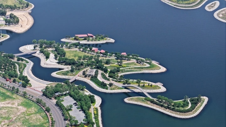 這是2024年6月28日拍攝的天津市濱海新區(qū)南灣公園一景（無(wú)人機(jī)照片）。新華社記者 李然 攝