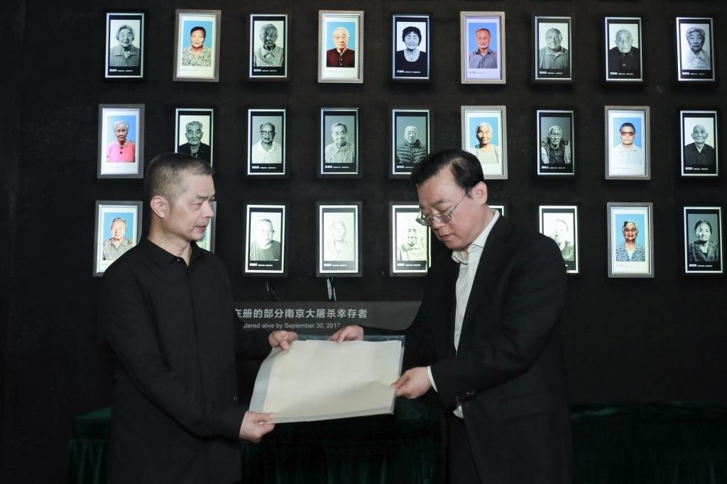 南京大屠殺幸存者高如琴的兒子向軍向侵華日軍南京大屠殺遇難同胞紀(jì)念館捐贈高如琴老人相關(guān)物品。（侵華日軍南京大屠殺遇難同胞紀(jì)念館供圖）