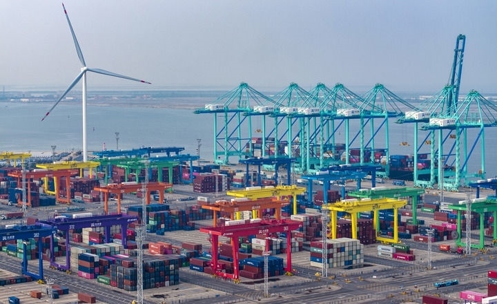 2024年7月3日，一艘集裝箱貨輪?？吭谔旖蚋邸爸腔哿闾肌贝a頭（無(wú)人機(jī)照片）。新華社記者 趙子碩 攝