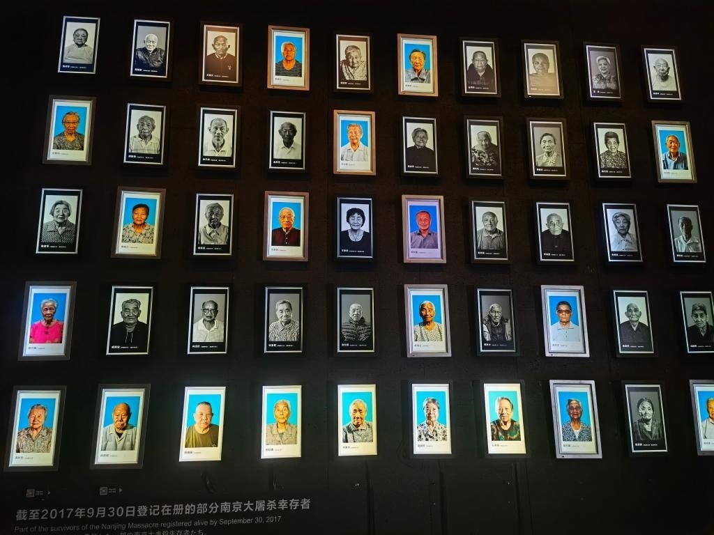 侵華日軍南京大屠殺遇難同胞紀(jì)念館內(nèi)的幸存者照片墻局部。新華社記者邱冰清 攝