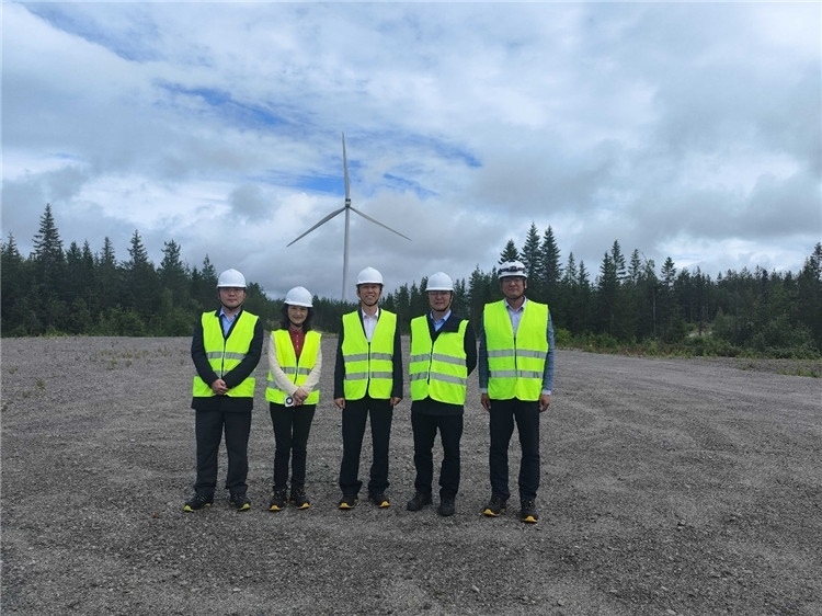 中國駐瑞典大使崔愛民（中）走訪中廣核歐能瑞典公司。中國駐瑞典大使館供圖