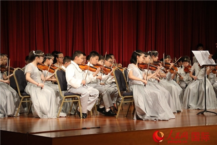 北京市學(xué)生金帆藝術(shù)團(tuán)的學(xué)生們演奏音樂(lè)。人民網(wǎng)記者 李志偉攝