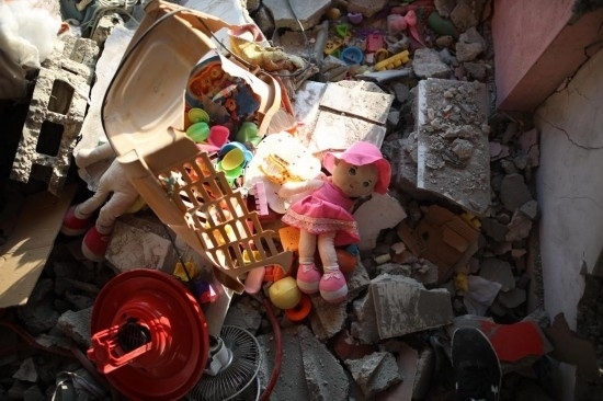 這是7月18日在加沙地帶中部努賽賴特難民營拍攝的遭到以軍襲擊的建筑廢墟。新華社發(fā)（馬爾萬·達(dá)烏德攝）