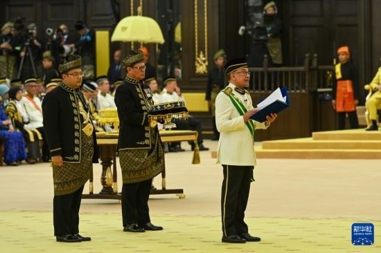  7月20日，馬來(lái)西亞總理安瓦爾（右）在吉隆坡出席最高元首登基儀式。新華社發(fā)（馬來(lái)西亞新聞局供圖）